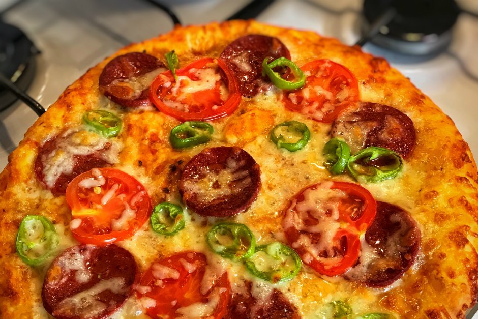 Ev Yapımı Bol Malzemeli Pizza