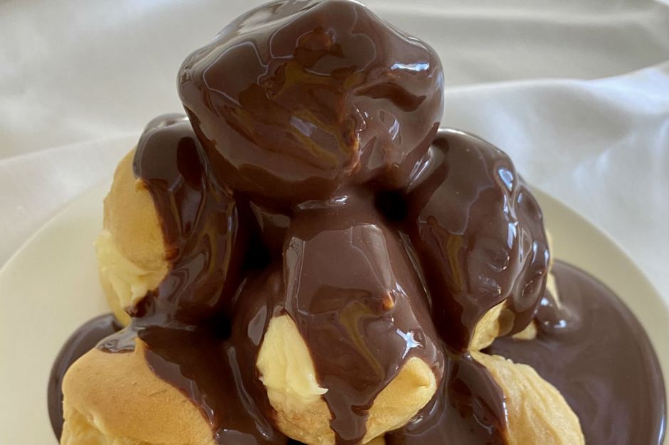 Bitter Çikolata Soslu Profiterol