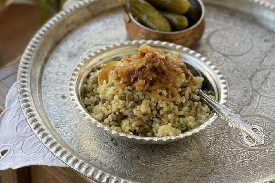 Karamelize Soğanlı Yeşil Mercimekli Bulgur Pilavı