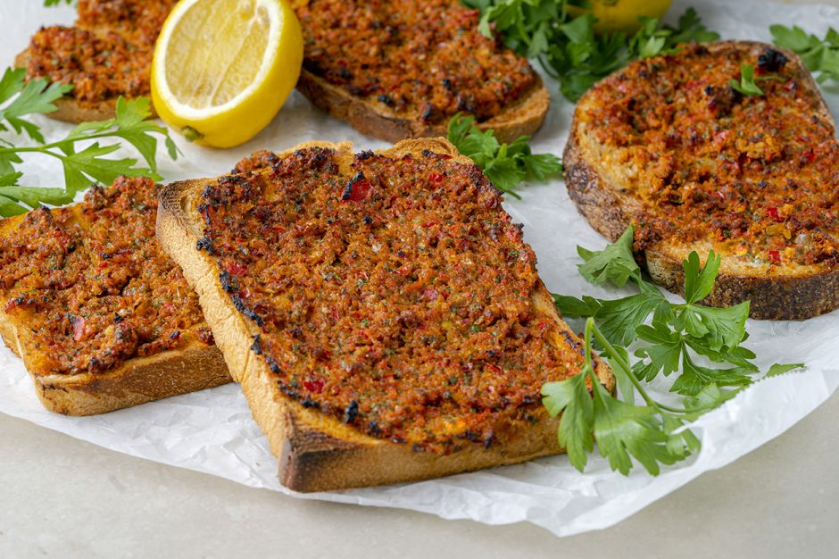 Ekmek Üstü Lahmacun