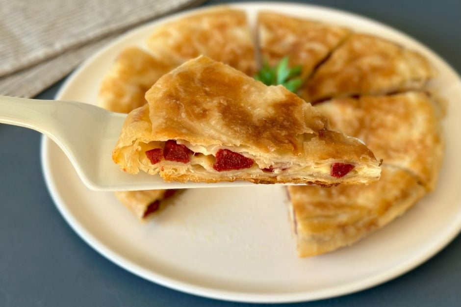 Sucuklu Tava Böreği