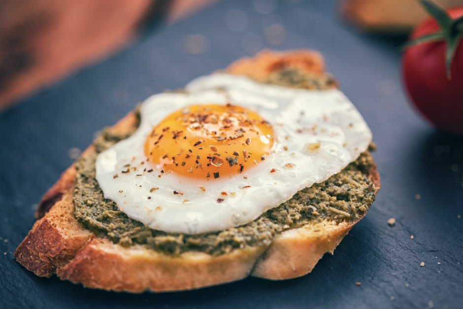 Yumurtalı Pesto Soslu Ekmek Dilimleri