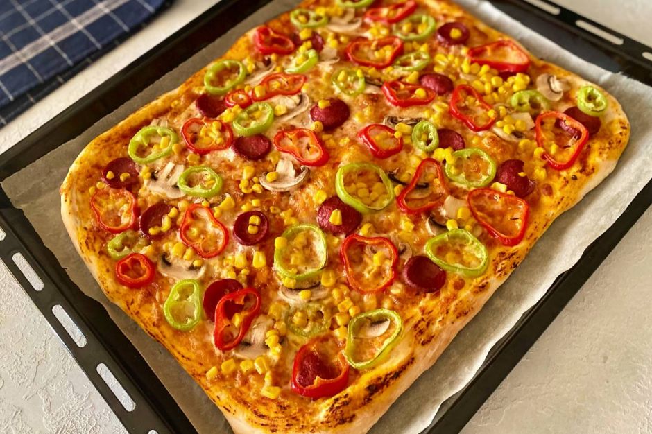 Ekmek Hamurundan Tepsi Pizzası