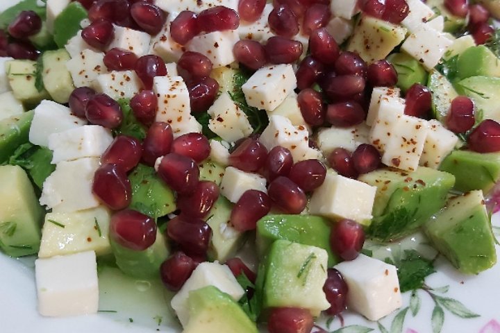 Narlı Avokado Salatası