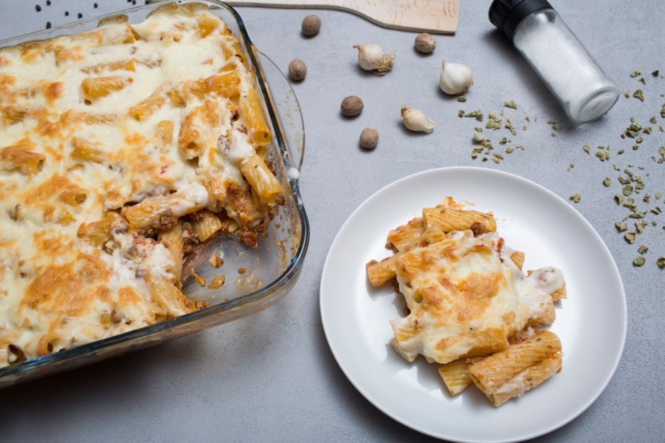 Fırında Kıymalı Beşamel Soslu Makarna