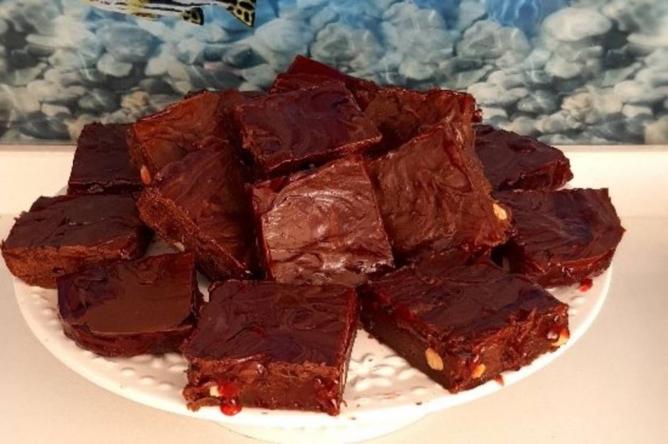 Çikolata ve Frambuaz Soslu Brownie