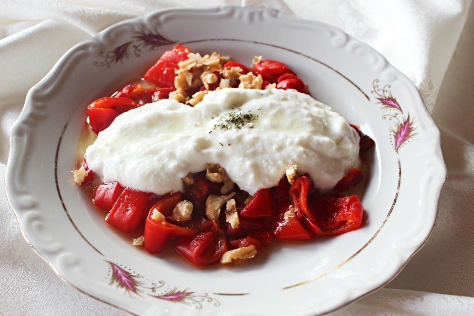 Yoğurtlu Közlenmiş Biber Salatası