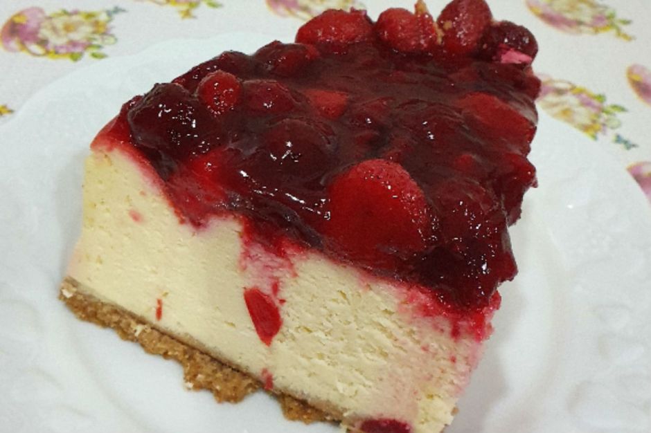 Çilekli ve Vişneli Cheesecake