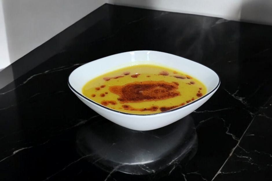 Kemik Suyuna Zerdeçallı Mercimek Çorbası