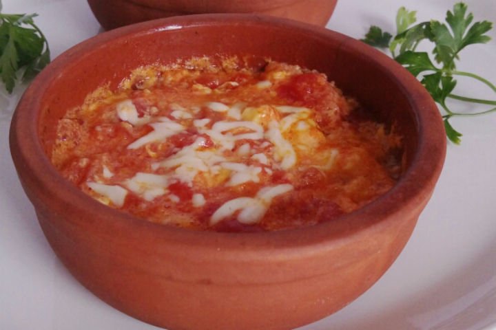 Güveçte Kaşarlı Menemen