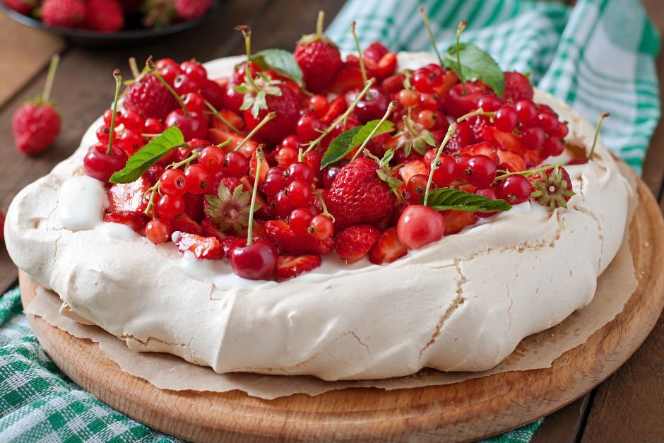 Kırmızı Meyveli Pavlova