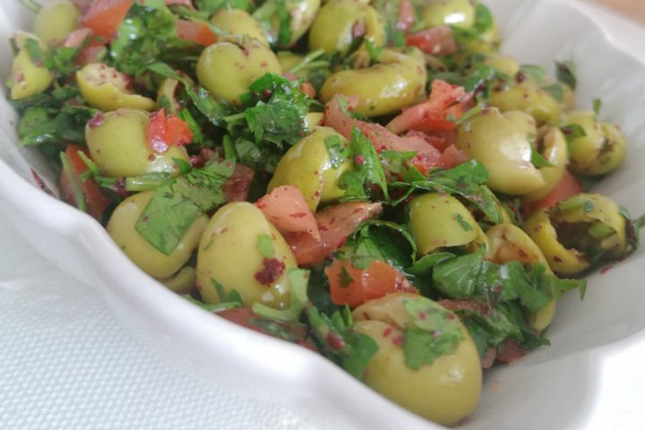 Sumaklı Zeytin Salatası