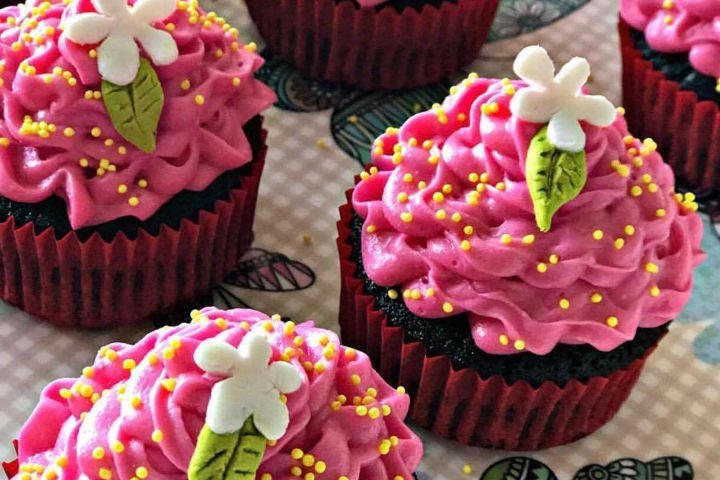 Çilek Kremalı Kakaolu Cupcake