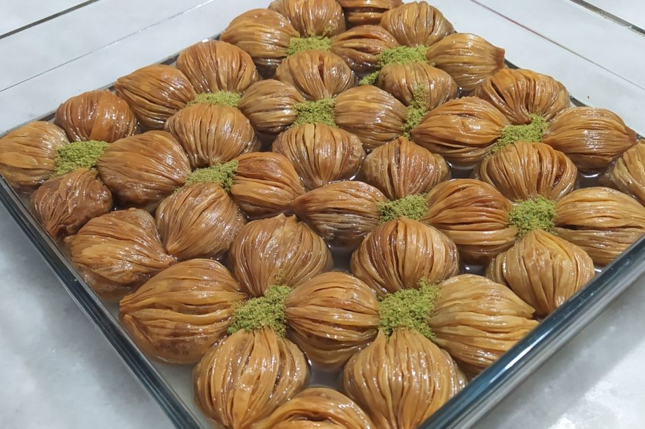 Kaymaklı Cevizli Midye Baklava